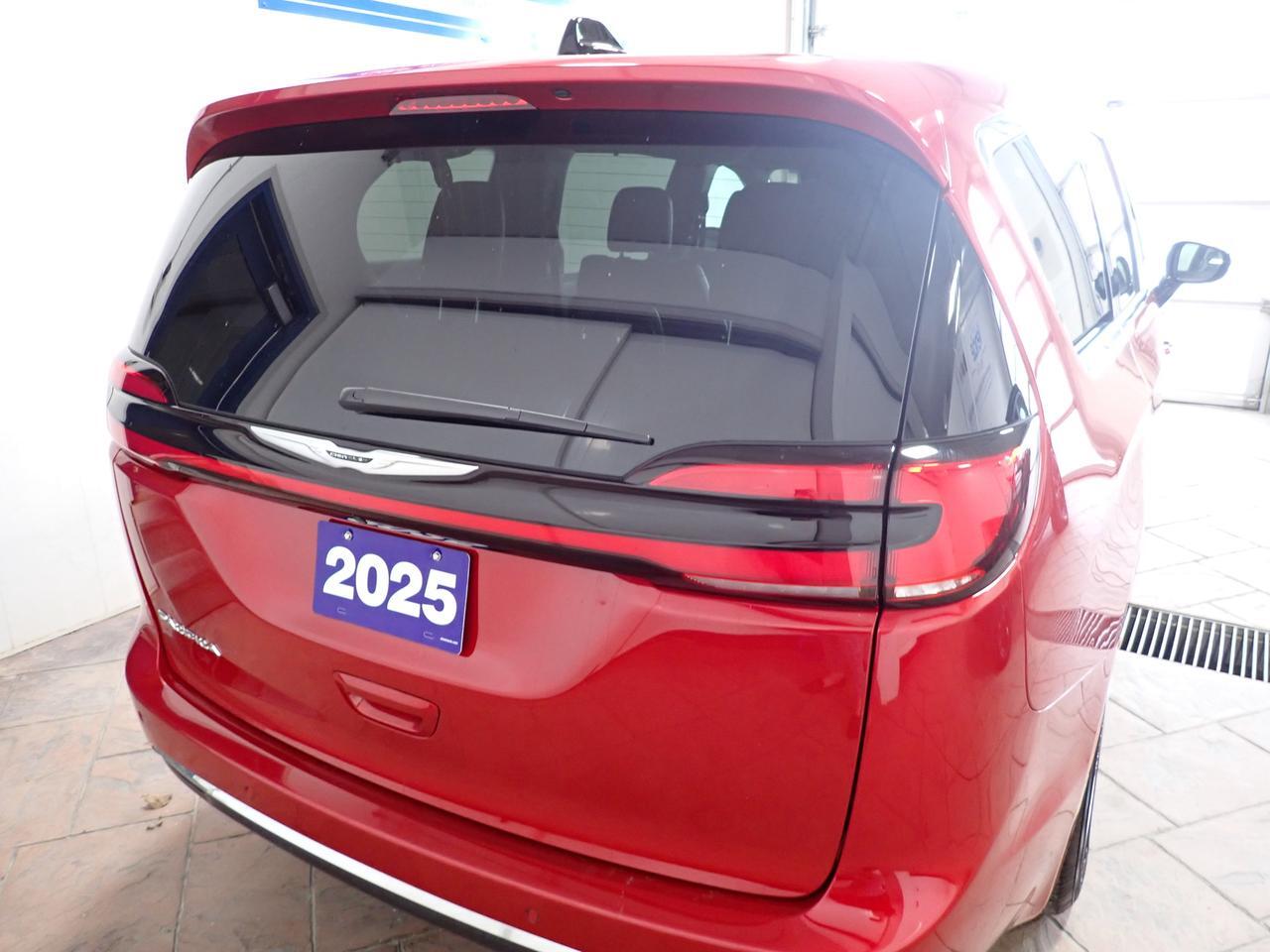 2025 Chrysler Pacifica Select FWD LEATHER Listowel ON