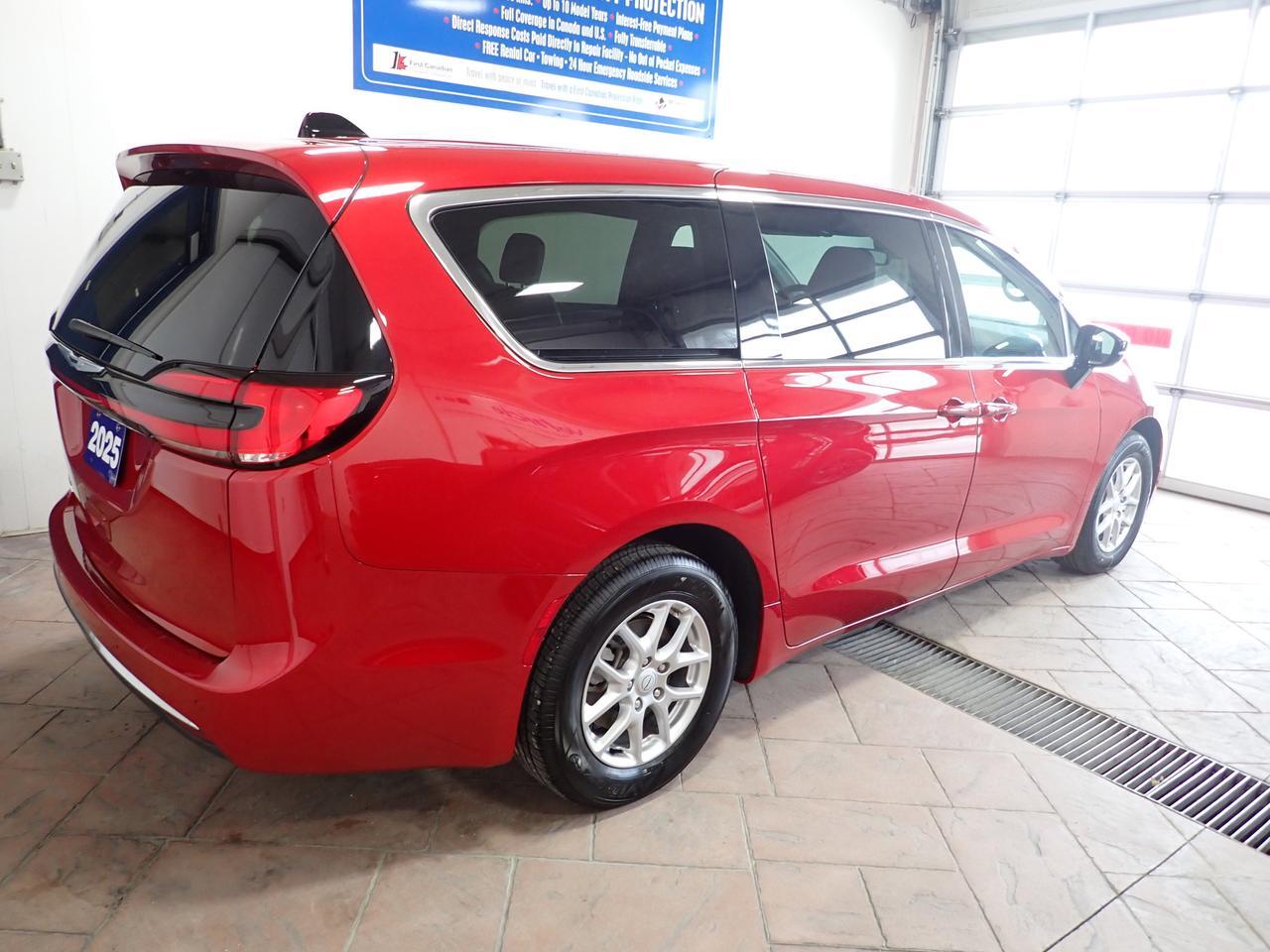 2025 Chrysler Pacifica Select FWD LEATHER Listowel ON