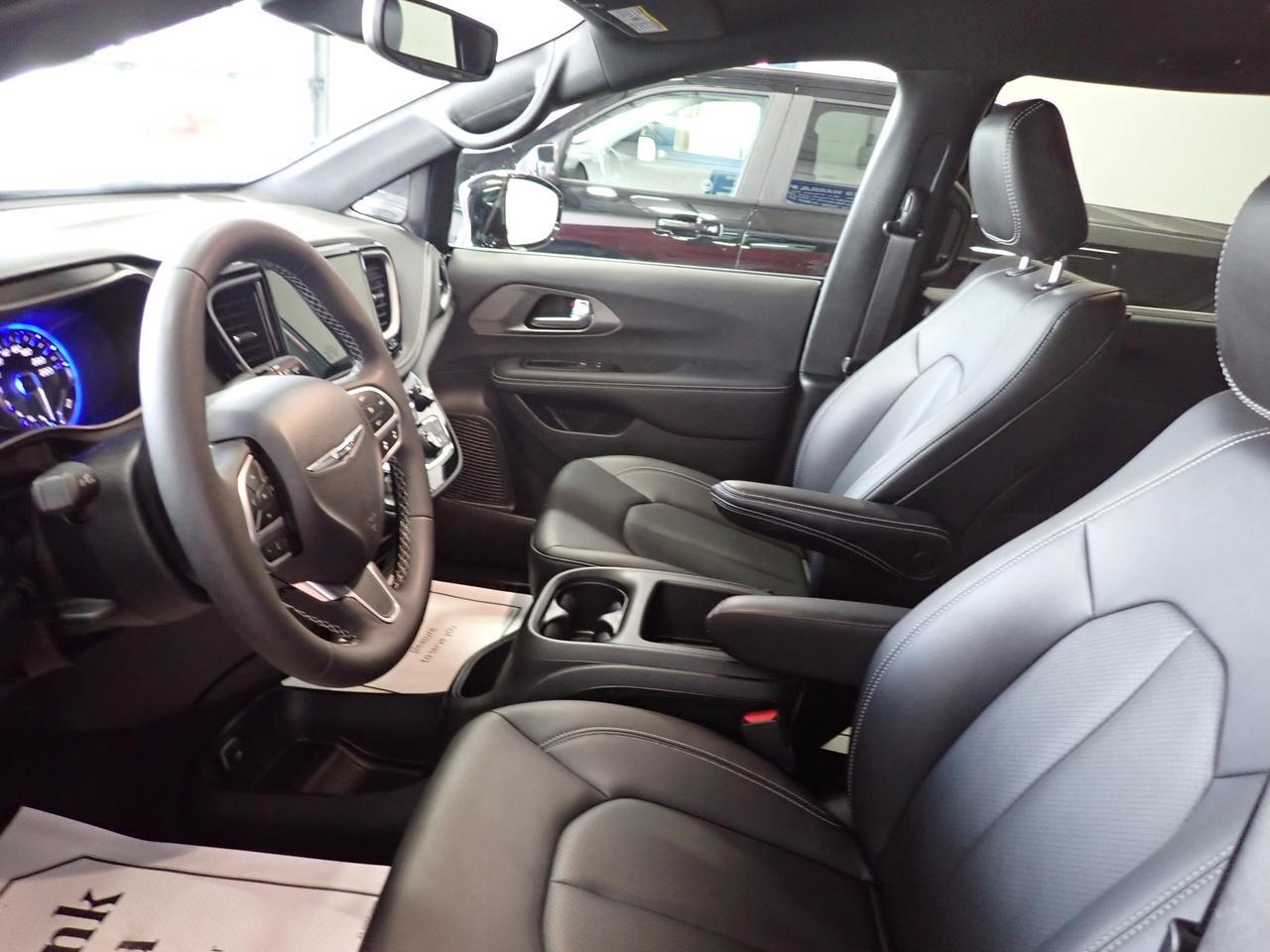 2025 Chrysler Pacifica Select FWD LEATHER Listowel ON