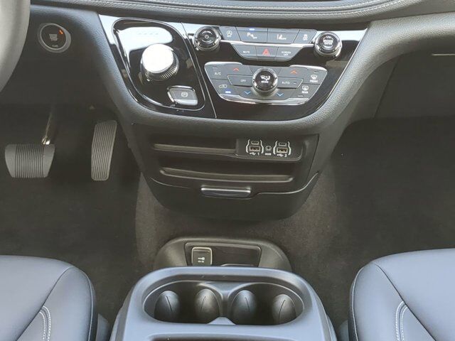 2025 Chrysler Pacifica Select Appleton WI