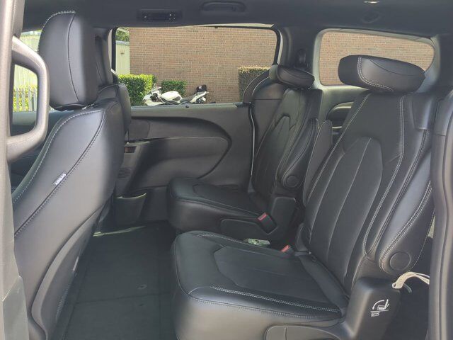 2025 Chrysler Pacifica Select Appleton WI