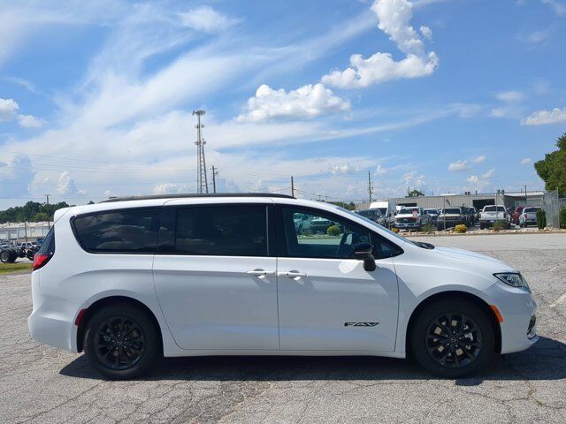 2025 Chrysler Pacifica Select Appleton WI