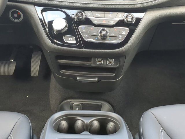 2025 Chrysler Pacifica Select Appleton WI
