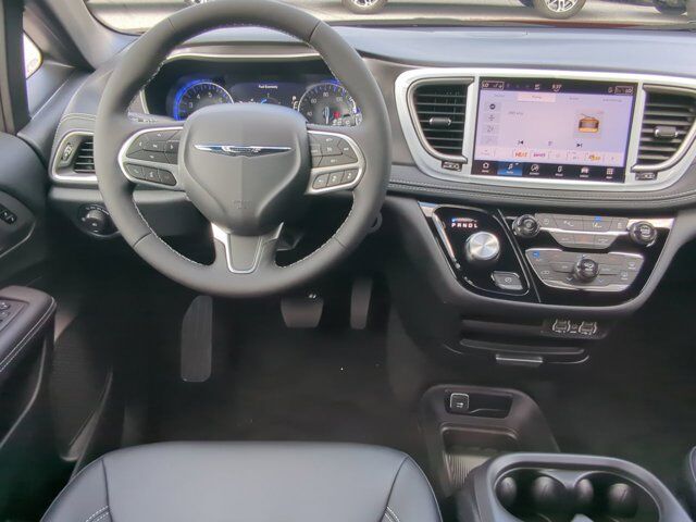 2025 Chrysler Pacifica Select Appleton WI
