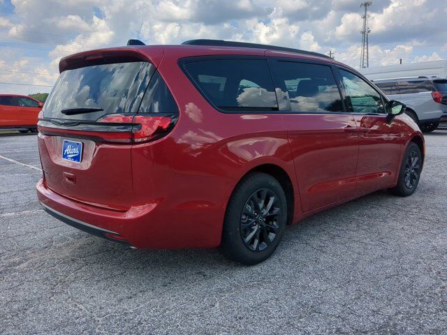 2025 Chrysler Pacifica Select Appleton WI
