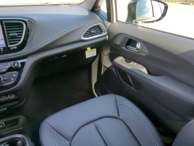 2025 Chrysler Pacifica Select Appleton WI