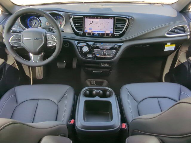 2025 Chrysler Pacifica Select Appleton WI