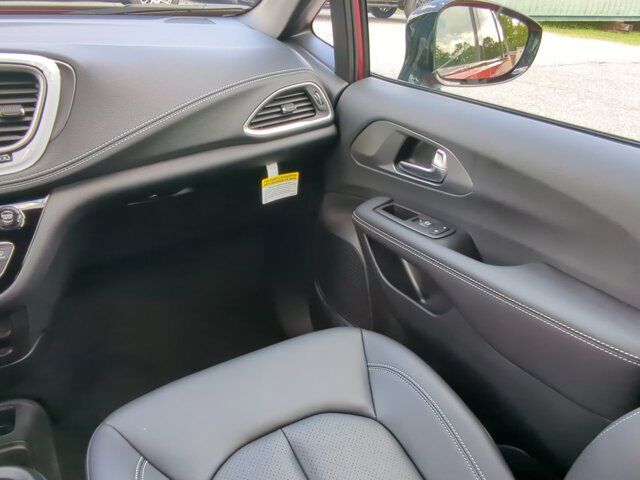 2025 Chrysler Pacifica Select Appleton WI