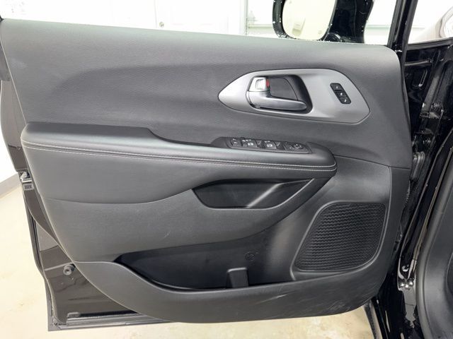 2025 Chrysler Pacifica Select Pine River MN