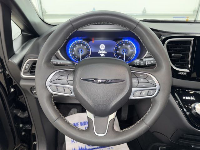 2025 Chrysler Pacifica Select Pine River MN