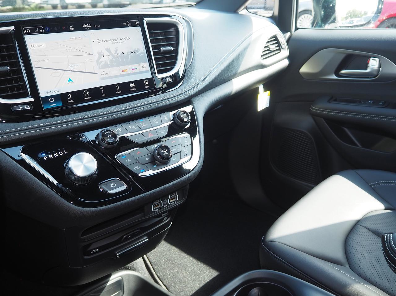 2025 Chrysler Pacifica Select New Braunfels TX