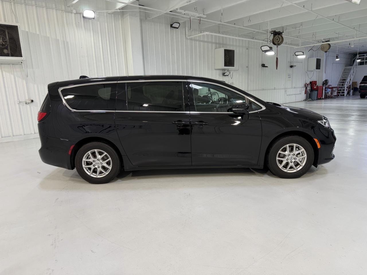 2025 Chrysler Pacifica Select San Antonio TX