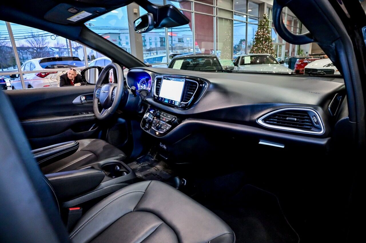 2025 Chrysler Pacifica Select Springfield NJ