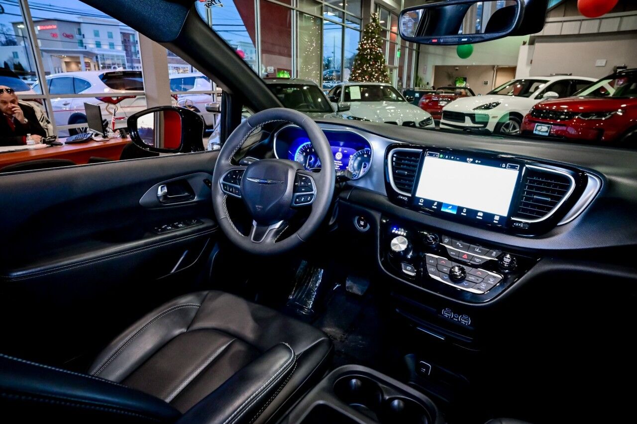2025 Chrysler Pacifica Select Springfield NJ