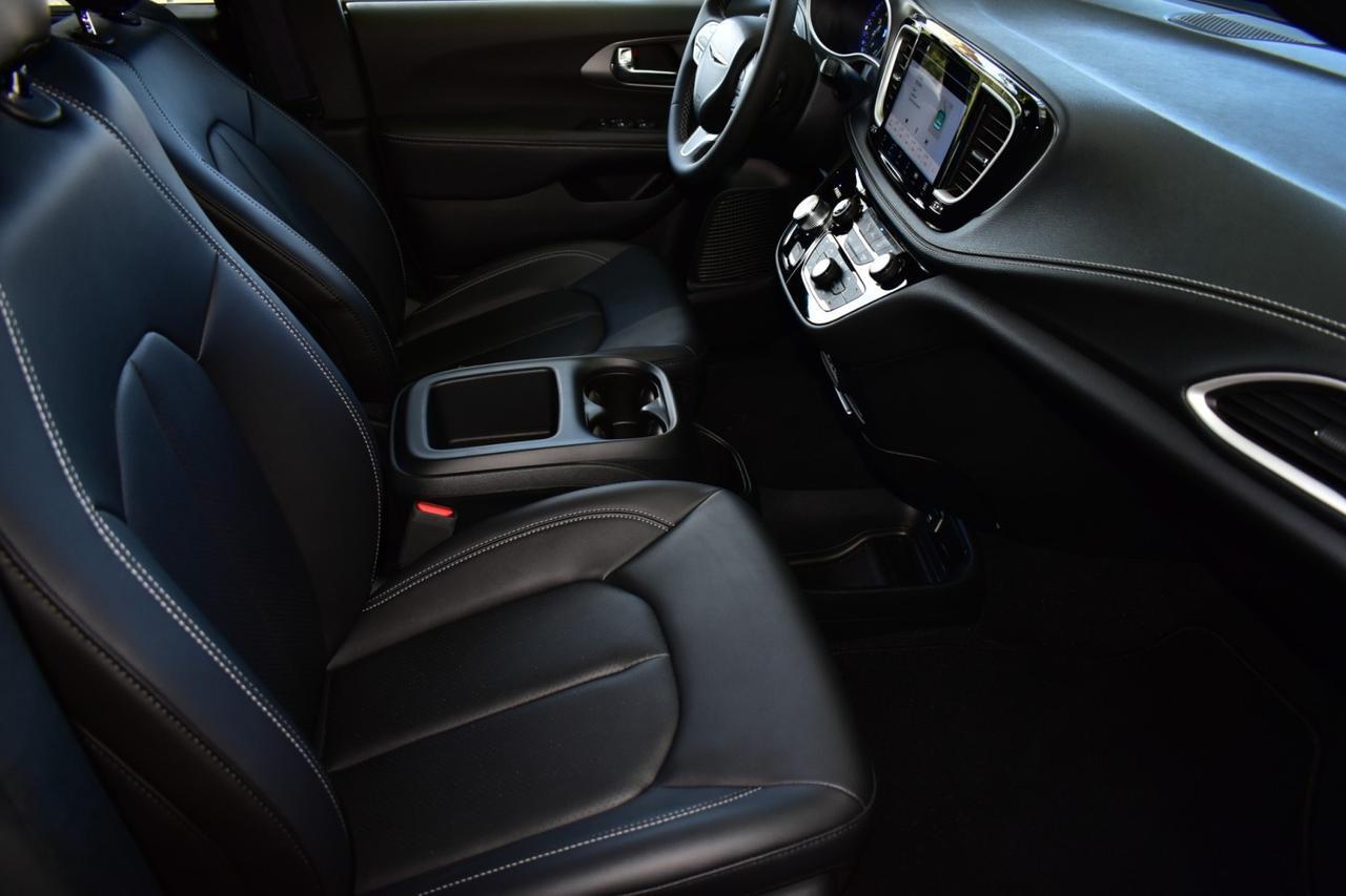 2025 Chrysler Pacifica Select Tampa FL