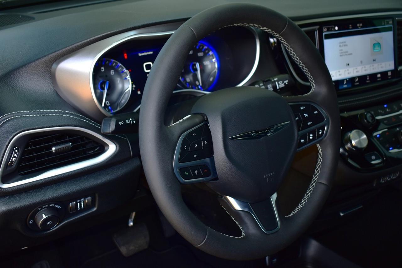 2025 Chrysler Pacifica Select Tampa FL