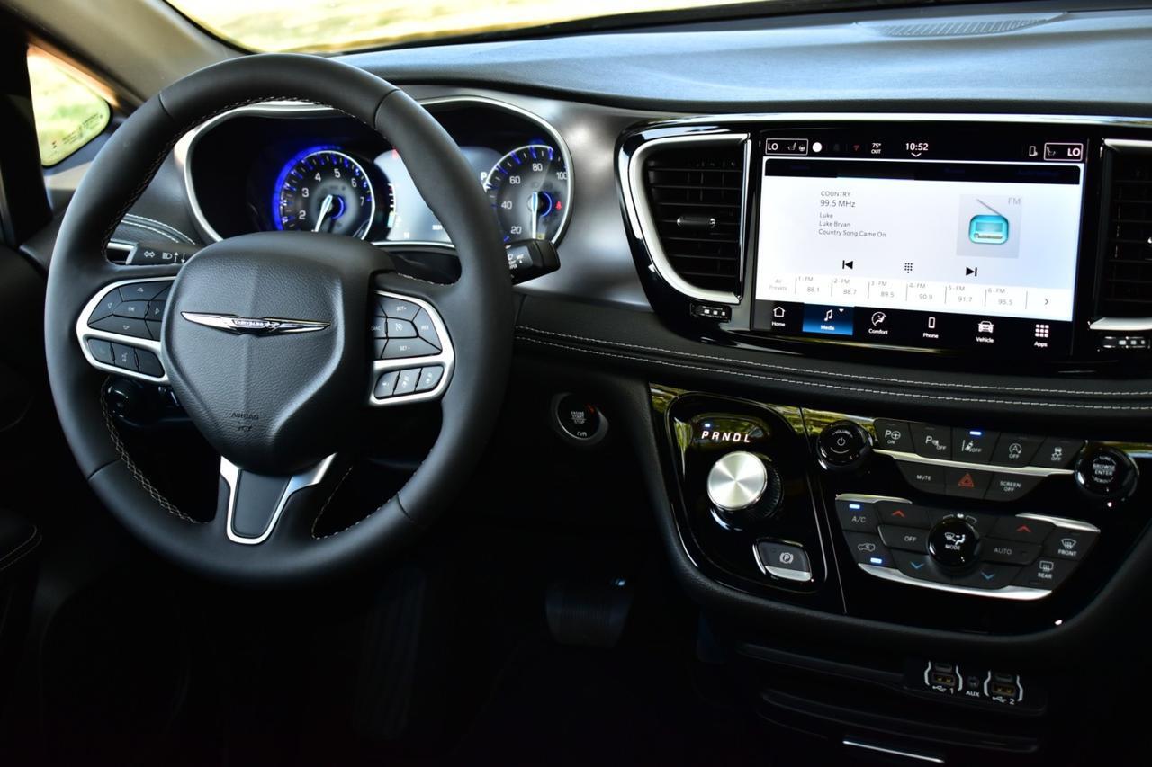 2025 Chrysler Pacifica Select Tampa FL