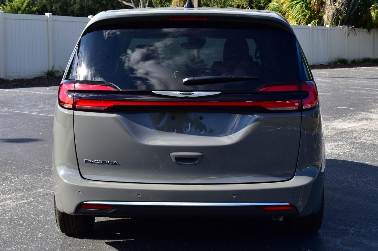 2025 Chrysler Pacifica Select Tampa FL