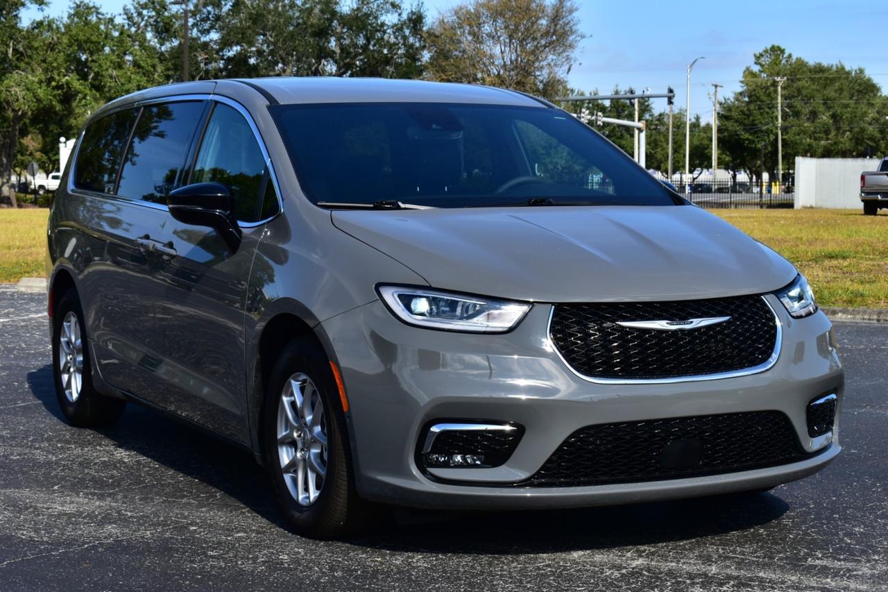 2025 Chrysler Pacifica Select Tampa FL