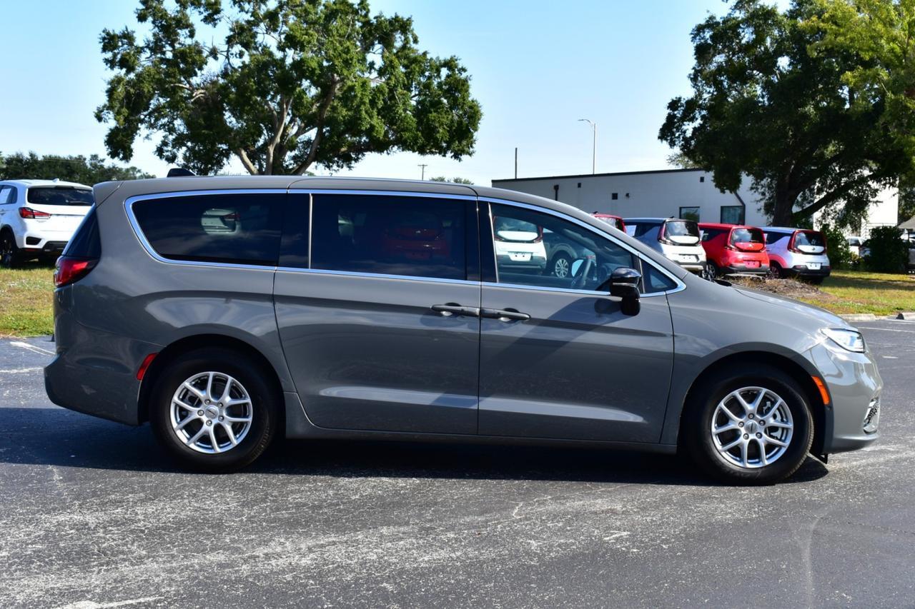 2025 Chrysler Pacifica Select Tampa FL