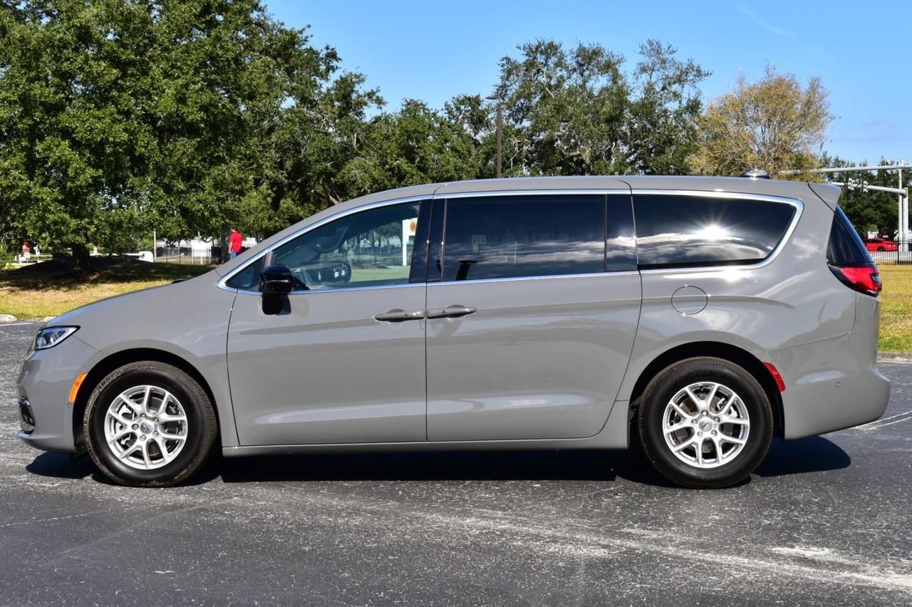 2025 Chrysler Pacifica Select Tampa FL