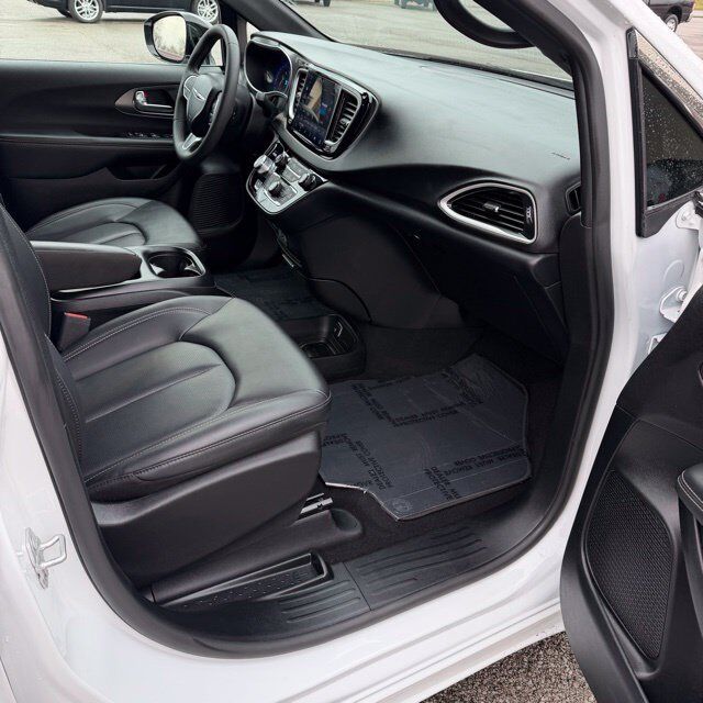 2025 Chrysler Pacifica Select Carbondale IL