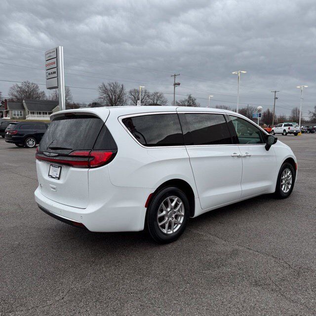 2025 Chrysler Pacifica Select Carbondale IL