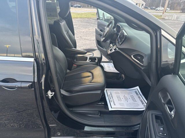 2025 Chrysler Pacifica Select Carbondale IL