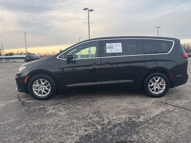 2025 Chrysler Pacifica Select Carbondale IL