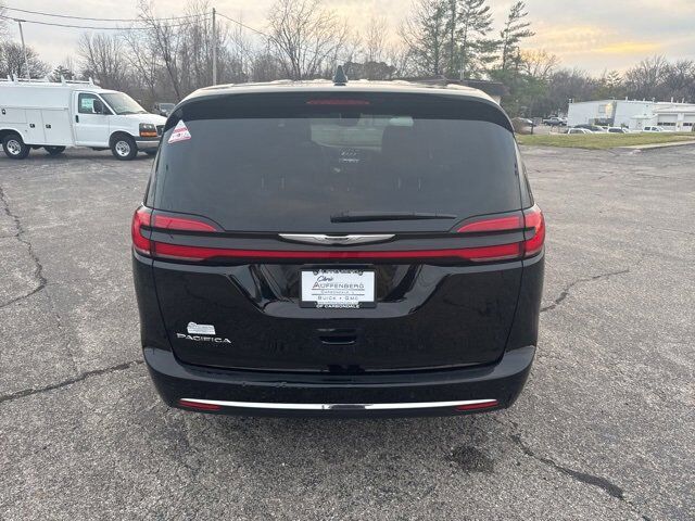 2025 Chrysler Pacifica Select Carbondale IL