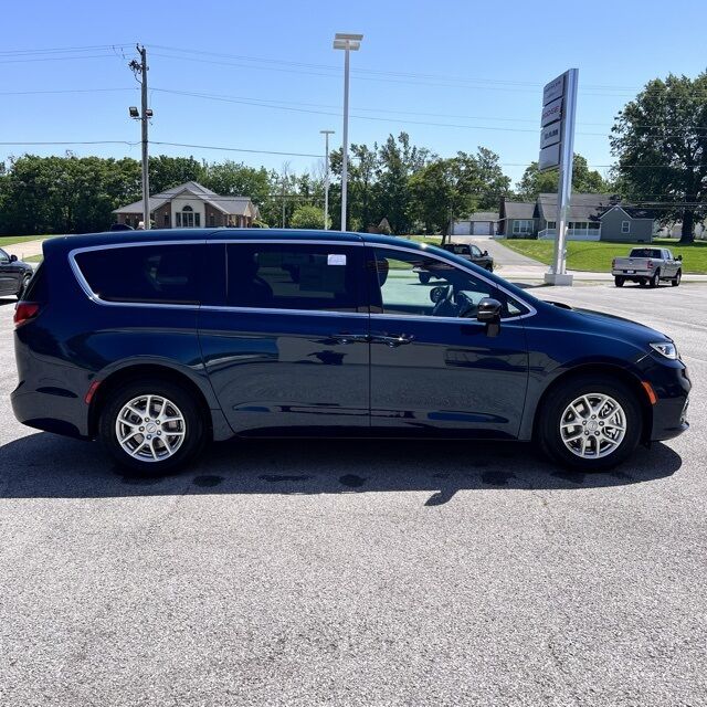 2025 Chrysler Pacifica Select Herrin IL