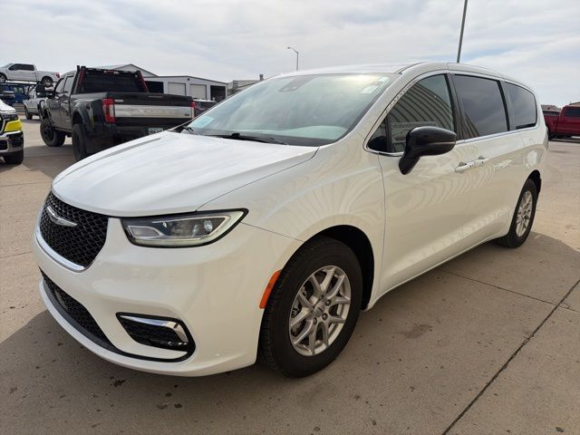2025 Chrysler Pacifica Select Watertown SD