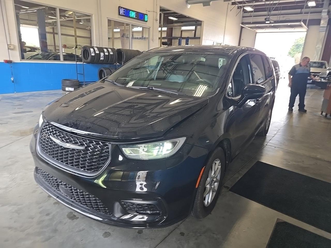2025 Chrysler Pacifica Select West Burlington IA