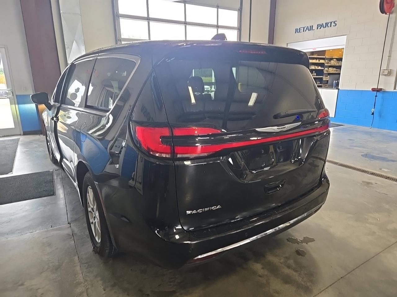 2025 Chrysler Pacifica Select West Burlington IA