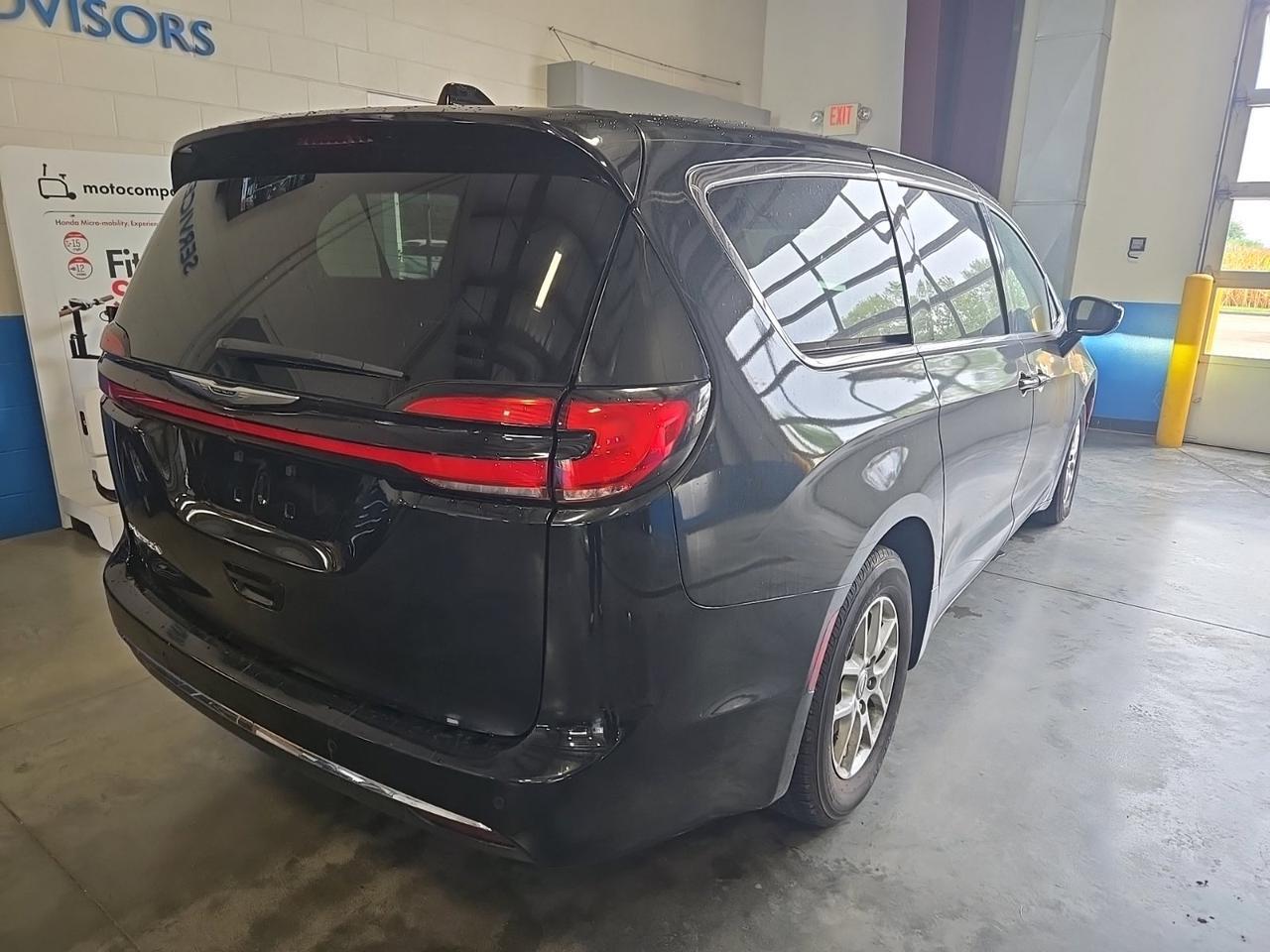 2025 Chrysler Pacifica Select West Burlington IA