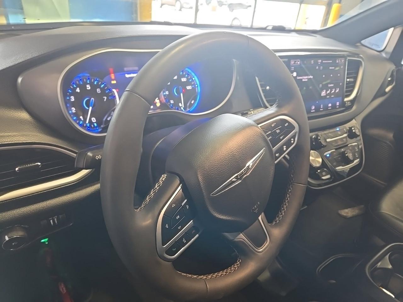2025 Chrysler Pacifica Select West Burlington IA