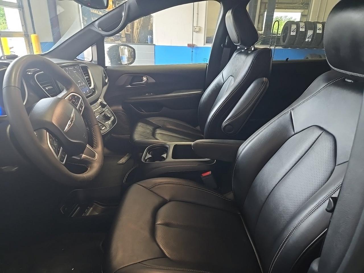 2025 Chrysler Pacifica Select West Burlington IA