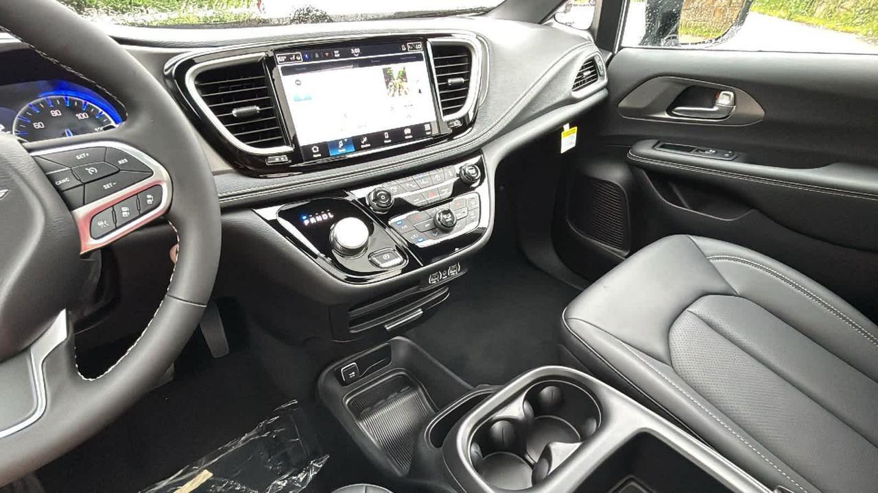 2025 Chrysler Pacifica Select Hudson MA