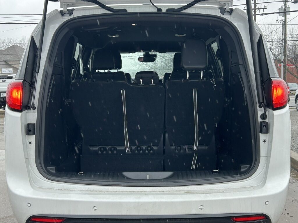 2025 Chrysler Voyager LX Crestwood KY