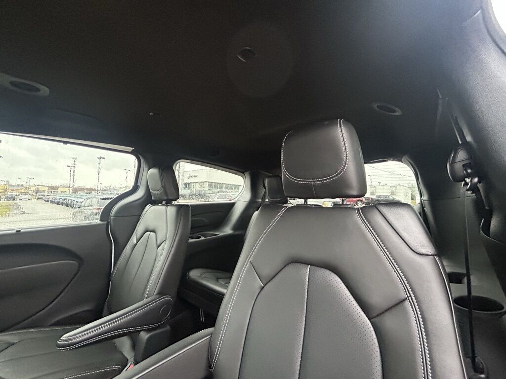 2025 Chrysler Voyager LX Crestwood KY