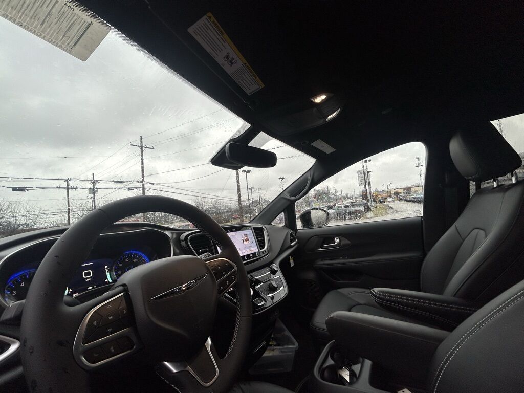 2025 Chrysler Voyager LX Crestwood KY