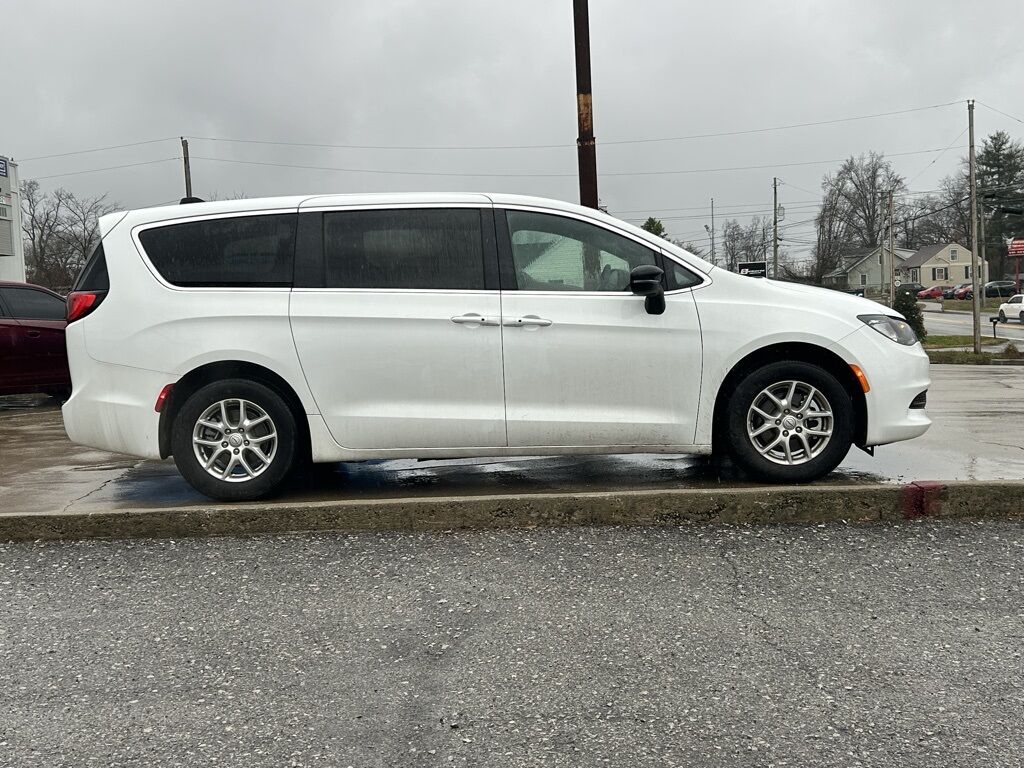 2025 Chrysler Voyager LX Crestwood KY