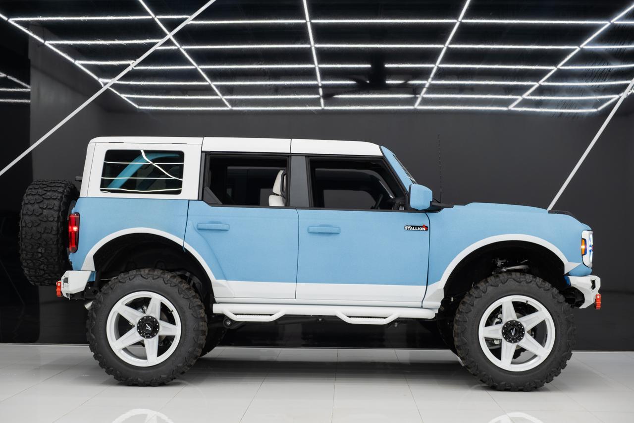 2025 Ford Bronco Base photo 3