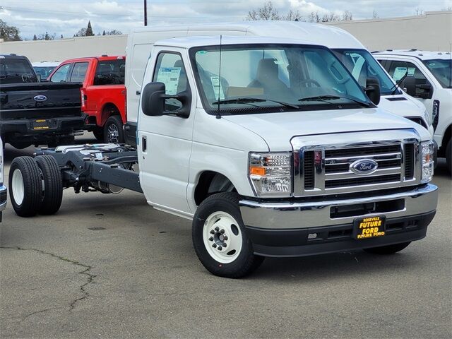 2025 Ford E-Series Cutaway Base's photo