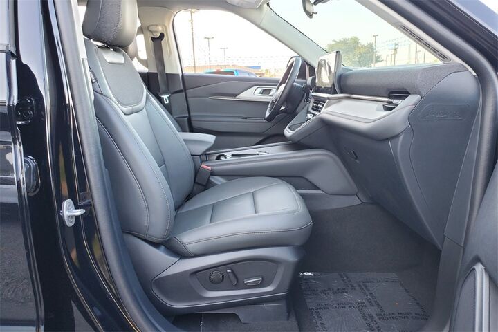 2025 Ford Explorer Active  TX