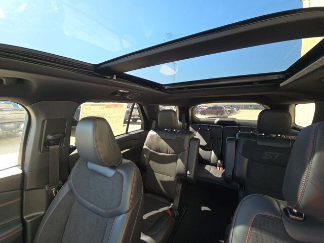 2025 Ford Explorer ST photo 16