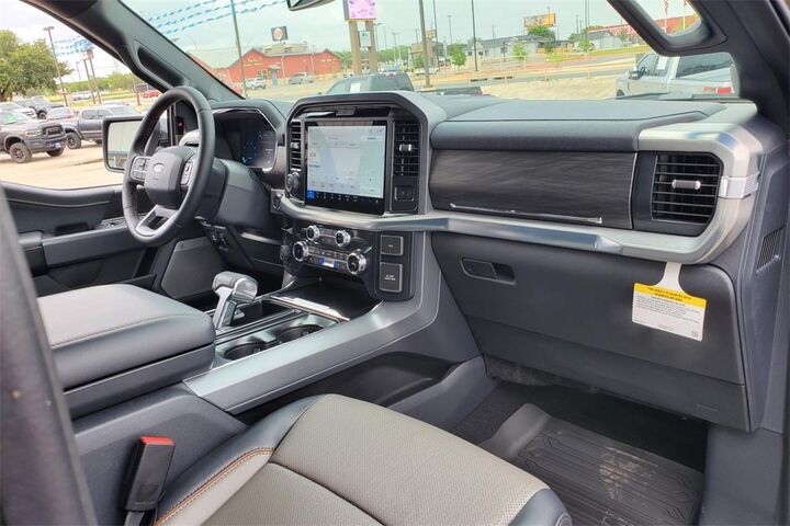 2025 Ford F-150 Lariat  TX