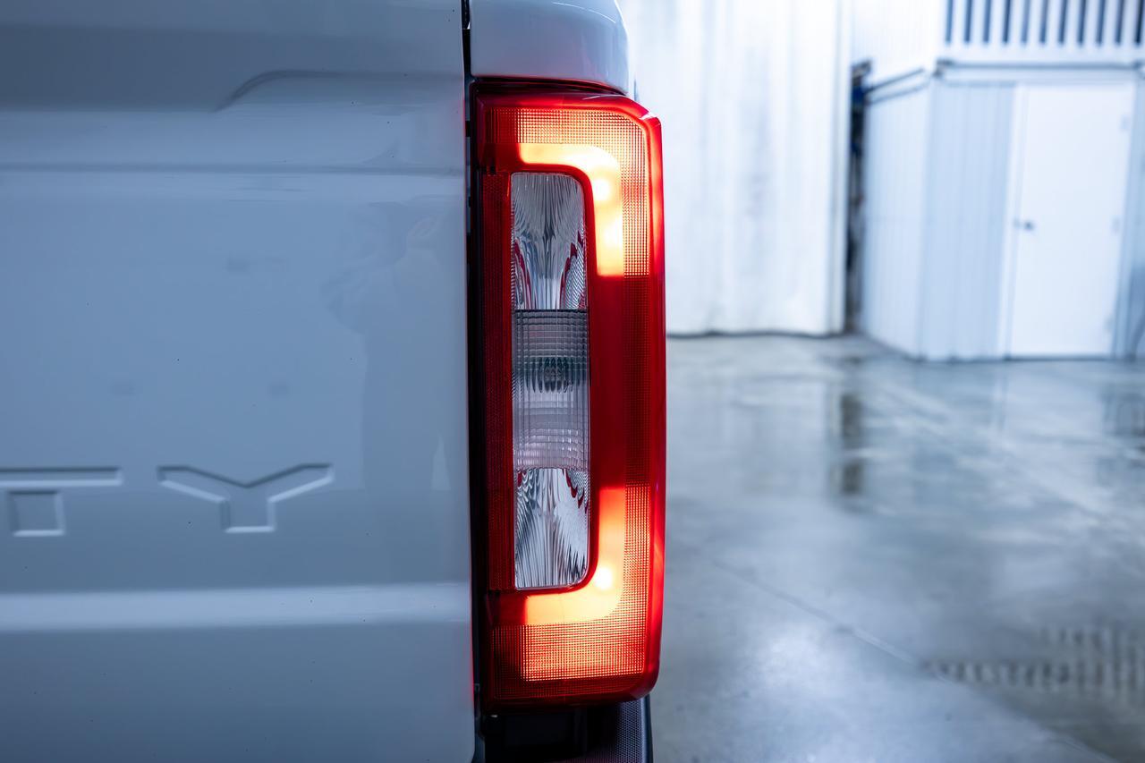 2025 Ford F-350 4x4 Crew Cab XL Longbox Diesel Bcam Red Deer AB