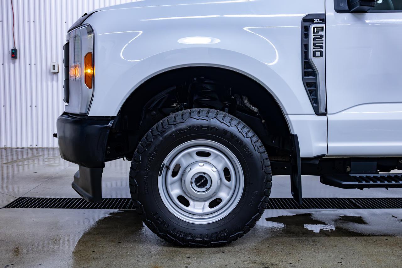 2025 Ford Super Duty F-250 SRW 4x4 CREW CAB XL LWB BCAM Red Deer AB
