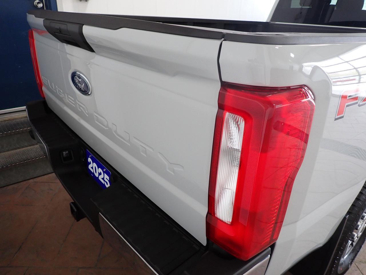 2025 Ford Super Duty F-250 SRW XLT CREW CAB 4WD 8' BOX Listowel ON